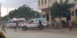 Explosion at restaurant kills five, Somali officials say