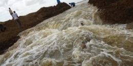 Villages in Somalia flooded as river bursts its banks
