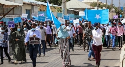 Somalia’s politicians strike a last-minute deal, but fears of conflict remain high