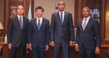 China sends ship carrying aid to starved people in Somalia