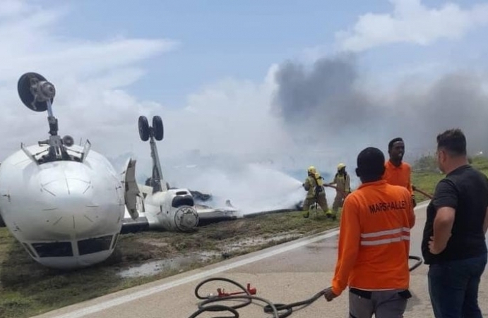 Plane crash lands at Mogadishu airport, bursts into flames